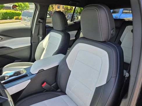 Used 2025 Chevrolet Equinox EV LT FWD image 22
