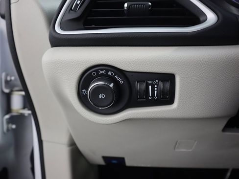 Used 2024 Chrysler Pacifica Touring-L image 38