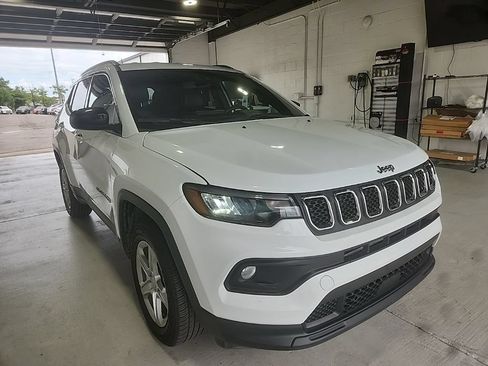 Used 2024 Jeep Compass Latitude AWD/4WD image 2
