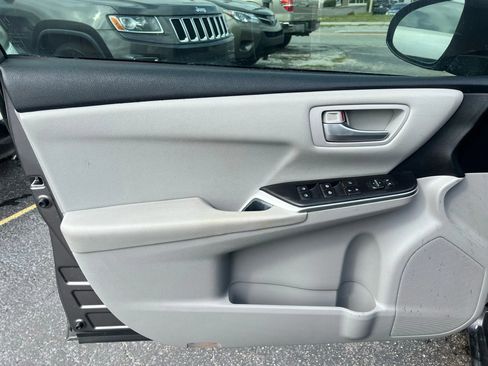 Used 2017 Toyota Camry SE image 8