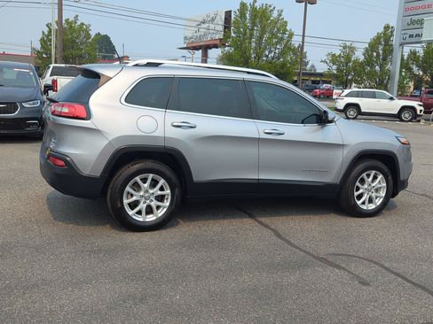 Used 2018 Jeep Cherokee Latitude w/ Safety Group AWD/4WD image 6