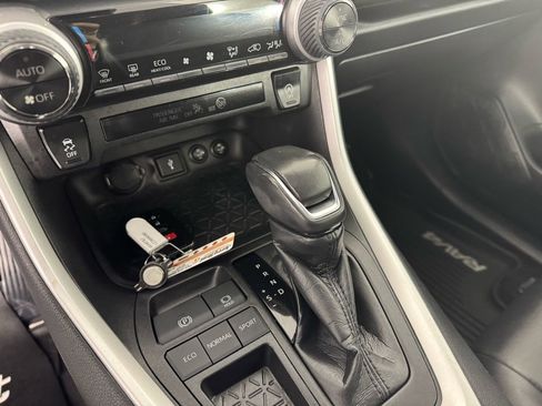 Used 2020 Toyota RAV4 XLE Premium image 19