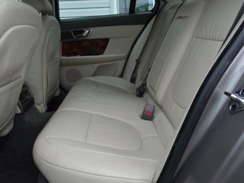 Used 2010 Jaguar XF Premium image 16