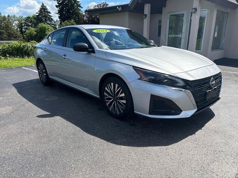 Used 2024 Nissan Altima 2.5 SV FWD image 3