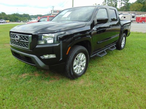Used 2022 Nissan Frontier SV AWD/4WD image 2