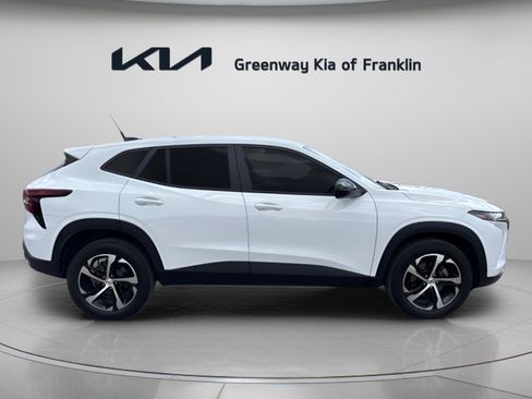 Used 2025 Chevrolet Trax RS FWD image 8