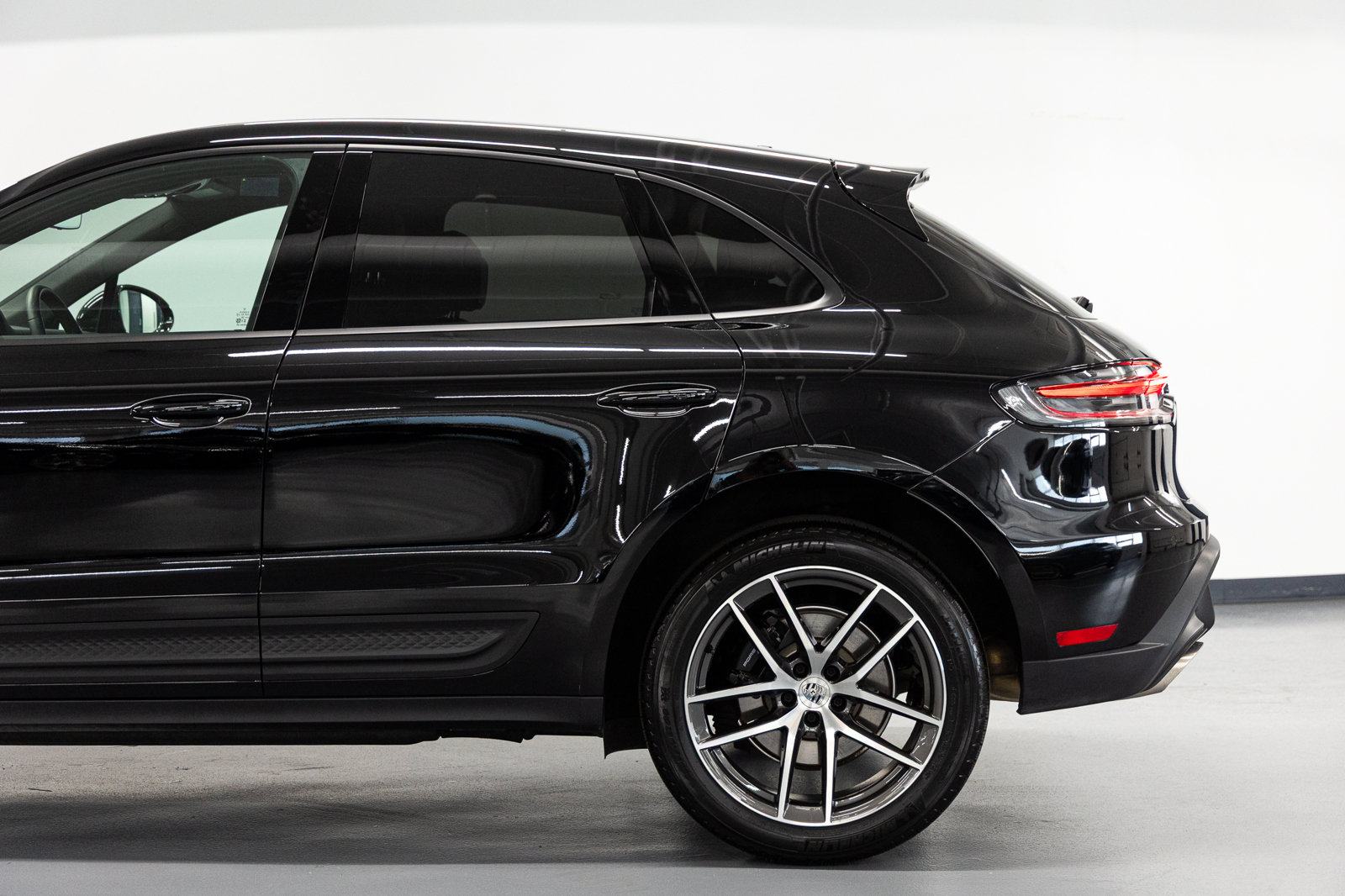 Used 2025 Porsche Macan AWD/4WD image 13