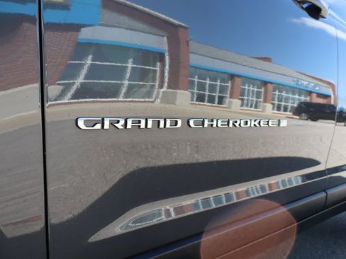 Used 2023 Jeep Grand Cherokee Limited image 8