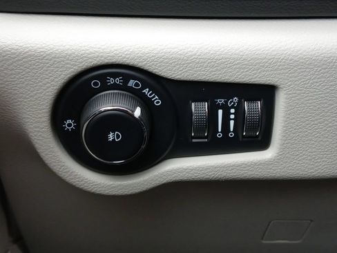 Used 2022 Chrysler Pacifica Touring-L FWD image 12