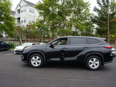 Used 2022 Toyota Highlander LE AWD/4WD image 5