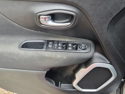 Used 2020 Jeep Renegade Latitude FWD image 10