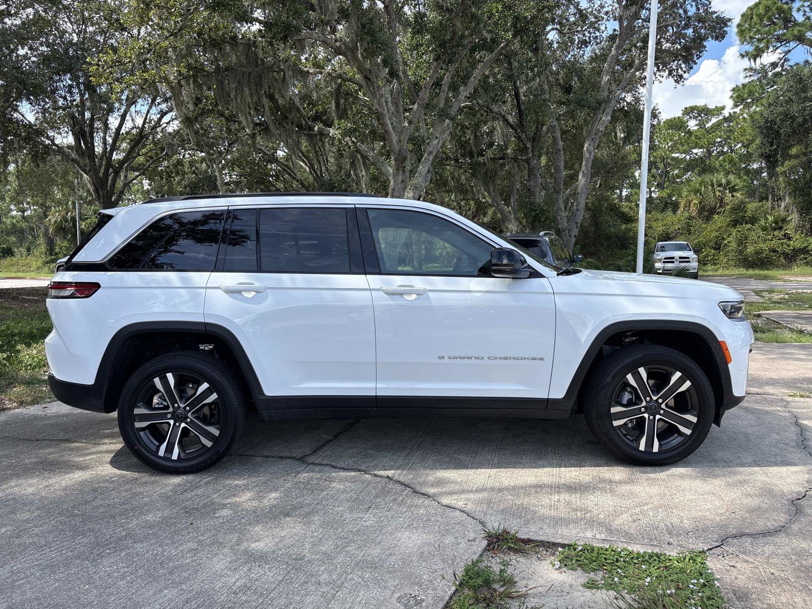 New 2027 Jeep Grand Cherokee Limited RWD image 2