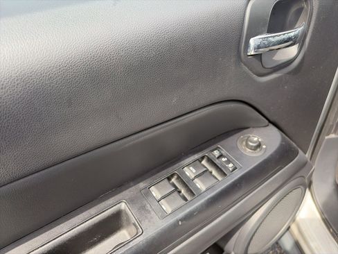 Used 2012 Jeep Patriot Latitude FWD image 12