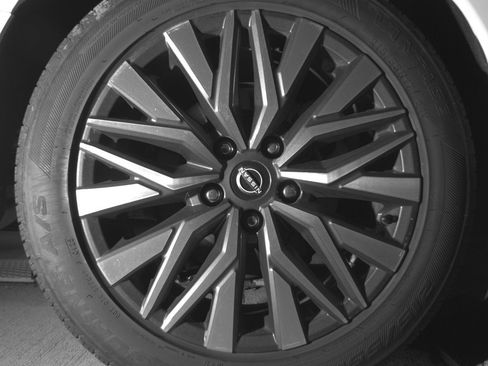 Used 2025 Nissan Altima 2.5 SV FWD image 15