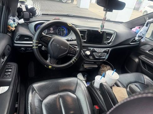 Used 2020 Chrysler Pacifica Touring-L w/ Advanced Safetytec Group FWD image 6