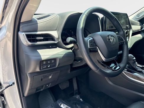 Used 2025 Toyota Highlander Platinum AWD/4WD image 18