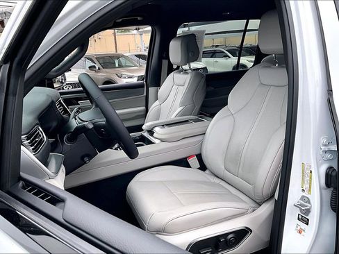 Used 2025 Jeep Wagoneer 4WD image 36