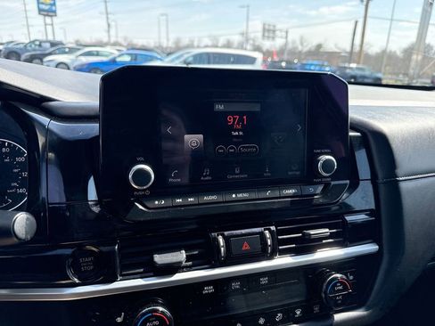 Used 2025 Nissan Pathfinder SV image 16