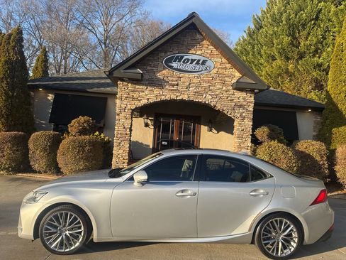 Used 2017 Lexus IS 200t image 1