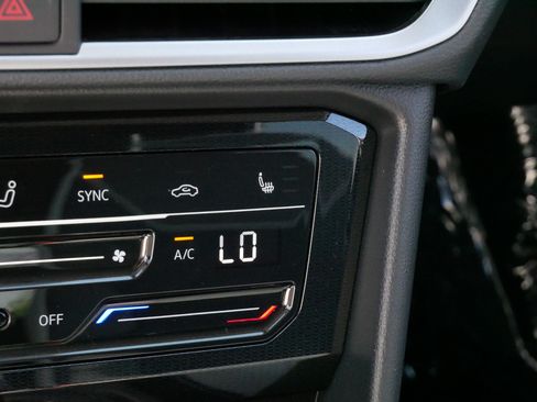 Certified 2025 Volkswagen Taos SE AWD/4WD image 30