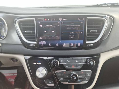 Used 2023 Chrysler Pacifica Touring-L FWD image 8