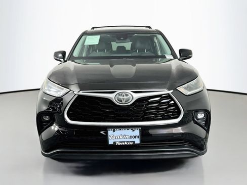 Used 2021 Toyota Highlander LE FWD image 2