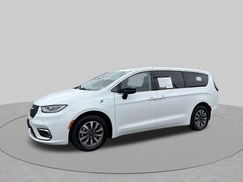 Used 2024 Chrysler Pacifica Limited FWD image 16