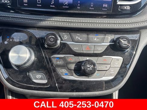 Used 2025 Chrysler Pacifica Limited FWD image 12