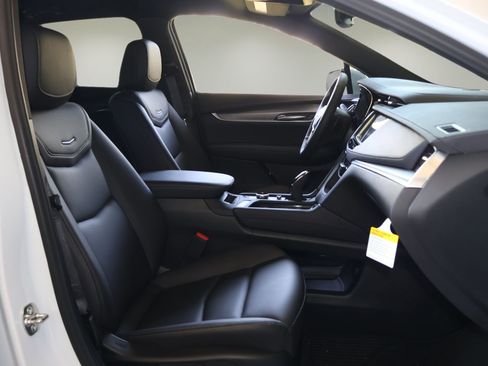 New 2026 Cadillac XT5 Luxury image 18