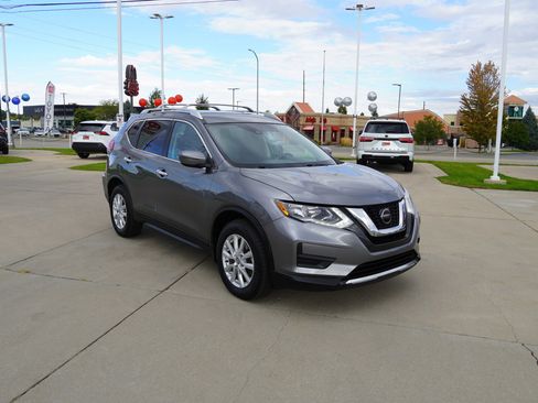 Used 2020 Nissan Rogue SV image 2