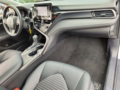 Used 2024 Toyota Camry SE image 16