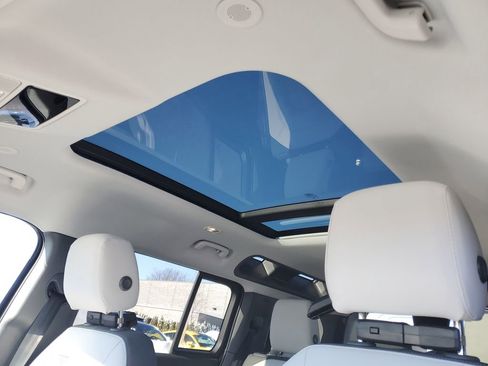 New 2026 Land Rover Defender 110 X-Dynamic SE image 11