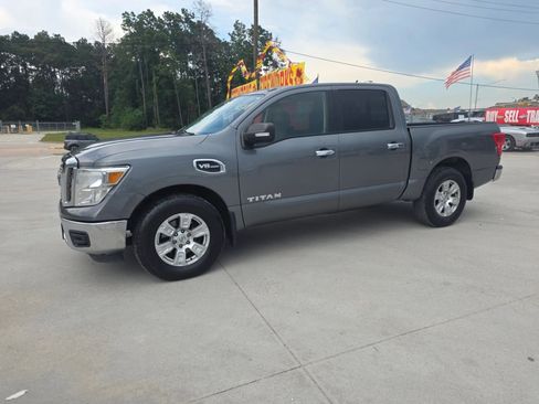 Used 2017 Nissan Titan SV RWD image 1