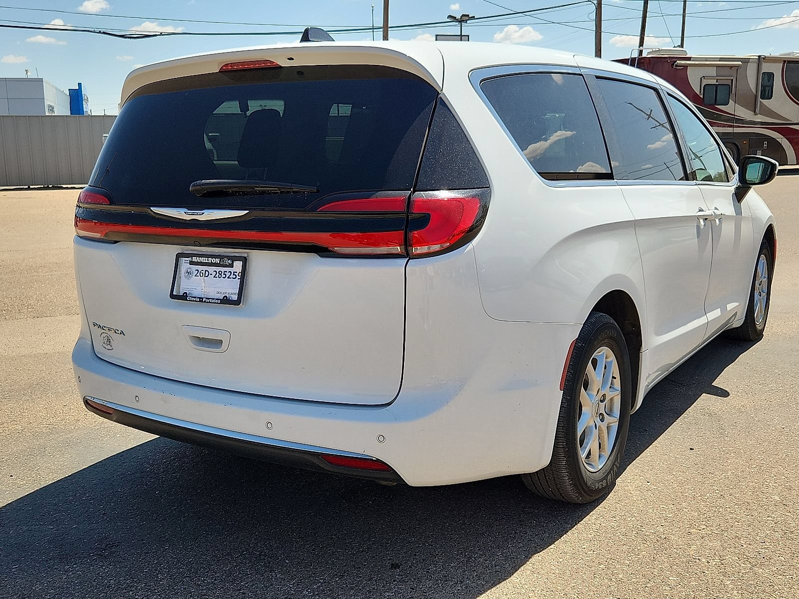Used 2023 Chrysler Pacifica Touring-L FWD image 4