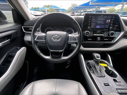 Used 2021 Toyota Highlander XLE FWD image 6