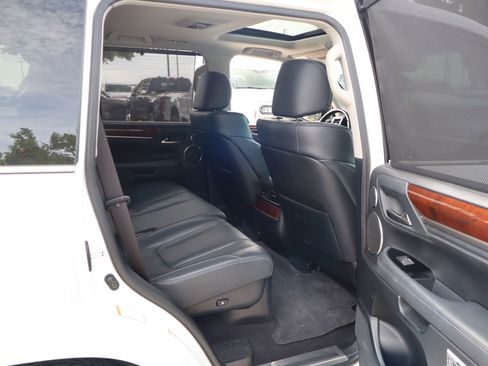 Used 2019 Lexus LX 570 4WD w/ Luxury Package image 33
