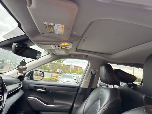 Used 2021 Toyota Highlander XLE image 12