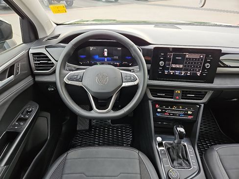 Certified 2025 Volkswagen Taos SE image 7