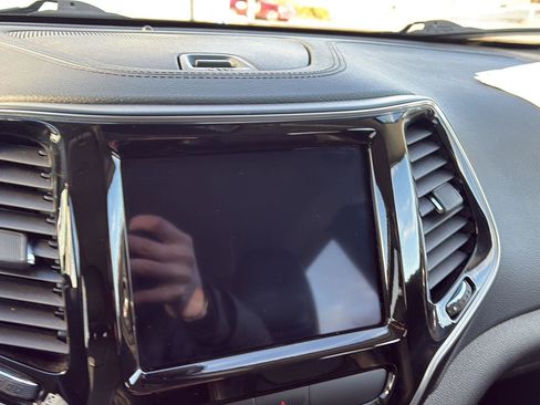 Used 2019 Jeep Cherokee Limited image 9