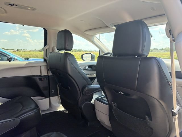 Used 2023 Chrysler Pacifica Touring-L FWD image 17