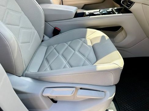 Certified 2025 Volkswagen Atlas SE FWD image 25