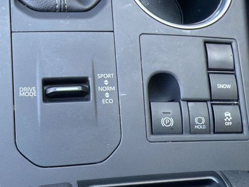 Used 2025 Toyota Highlander LE FWD image 16