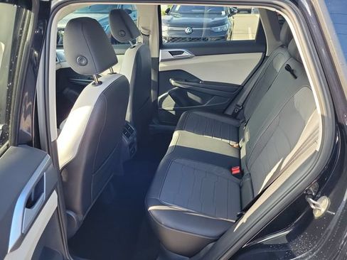 Used 2025 Volkswagen Taos SE FWD image 10