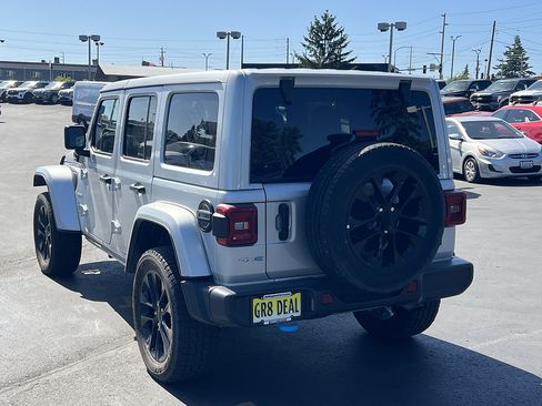 Used 2024 Jeep Wrangler Unlimited Sahara AWD/4WD image 9