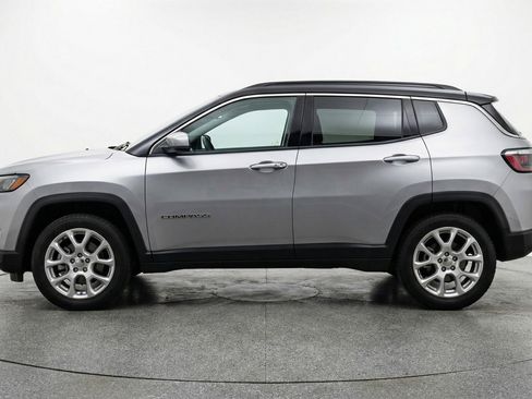 Used 2025 Jeep Compass Limited image 5