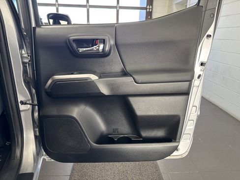 Used 2018 Toyota Tacoma TRD Off-Road image 48