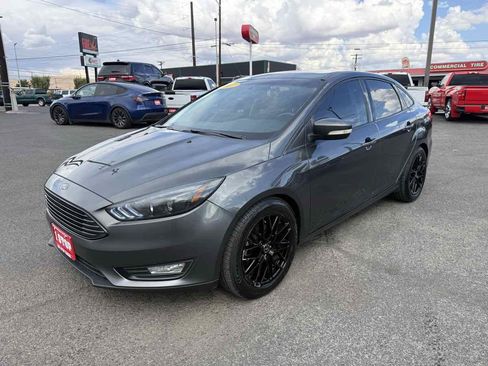 Used 2017 Ford Focus SE FWD image 3