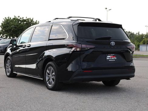 Used 2023 Toyota Sienna XLE FWD image 11