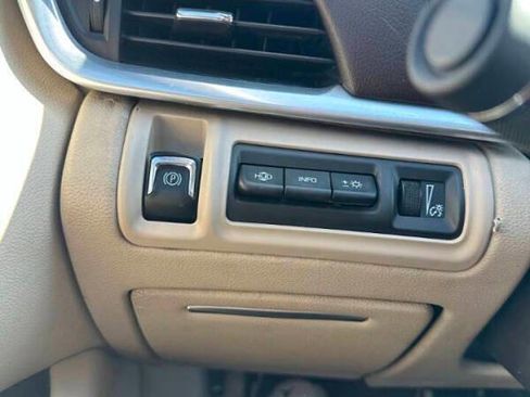 Used 2016 Cadillac XTS Premium image 10