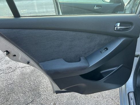 Used 2010 Nissan Altima 2.5 S FWD image 13